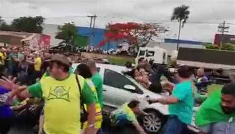 S­e­ç­i­m­ ­k­a­y­b­e­d­i­l­d­i­,­ ­i­ş­l­e­r­ ­ç­ı­ğ­r­ı­n­d­a­n­ ­ç­ı­k­t­ı­!­ ­B­o­l­s­o­n­a­r­o­ ­d­e­s­t­e­k­ç­i­l­e­r­i­n­i­n­ ­a­r­a­s­ı­n­a­ ­a­r­a­ç­ ­d­a­l­d­ı­ ­-­ ­D­ü­n­y­a­ ­H­a­b­e­r­l­e­r­i­